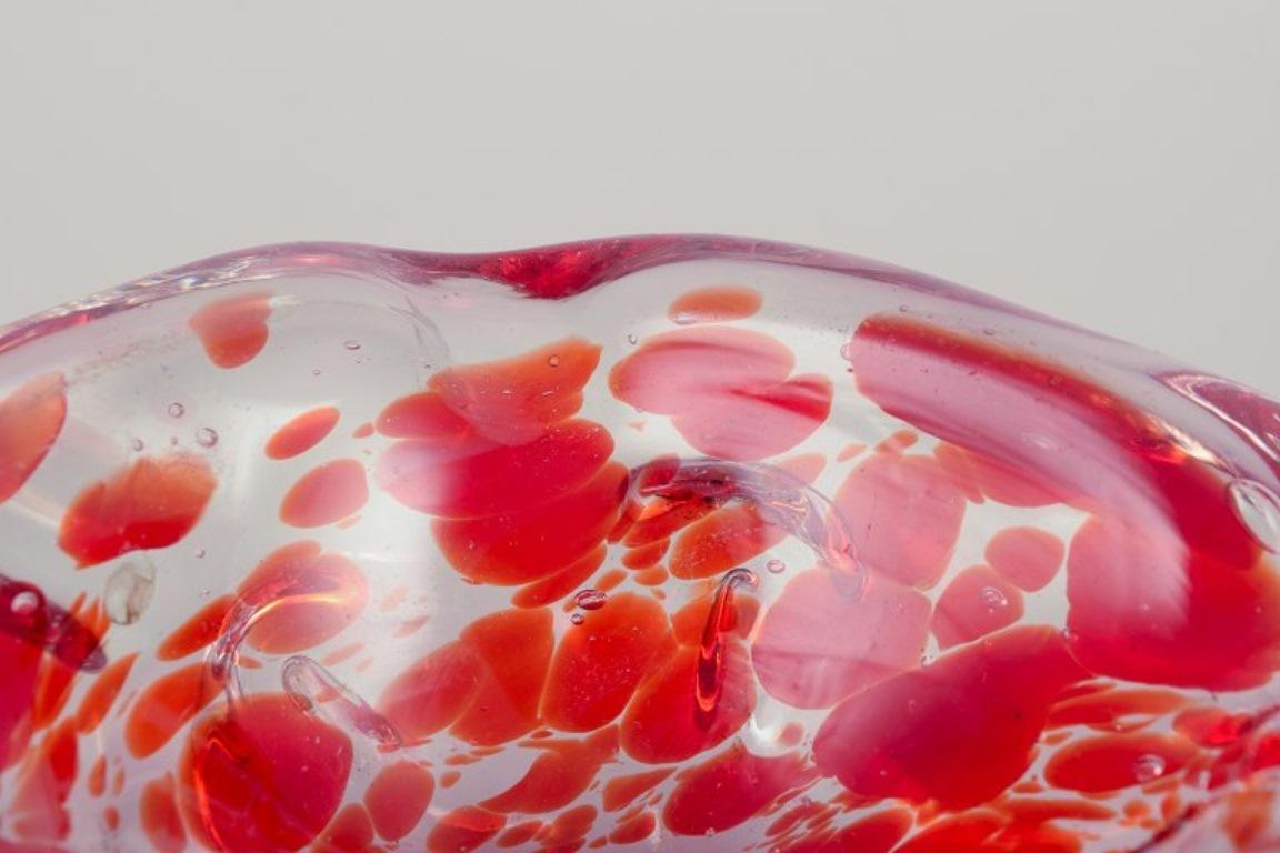 Murano, Italy. Art glass bowl. Clear and red glass with air bubbles inside. In Excellent Condition For Sale In Copenhagen, DK
