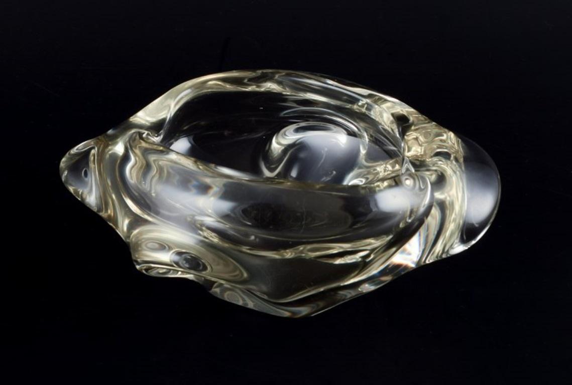 Murano, Italia. Ciotola in vetro artistico in vetro trasparente.
Forma organica. Realizzato a mano.
Ca. 1960
Non segnato.
In ottime condizioni.
Dimensioni: L 16,0 cm. x L 11,0 cm. x H 6,0 cm.


