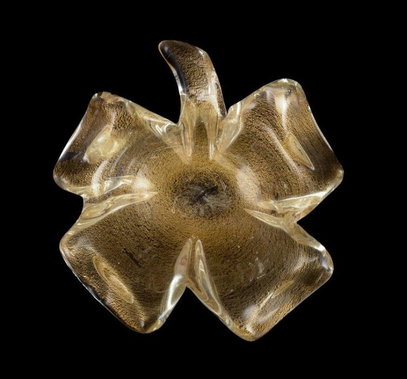 Murano, Italia.
Ciotola in vetro artistico in vetro trasparente con intarsi in polvere d'oro.
A forma di foglia.
Circa 1970.
Condizioni perfette.
Dimensioni: D 16,0 cm x H 4,8 cm.