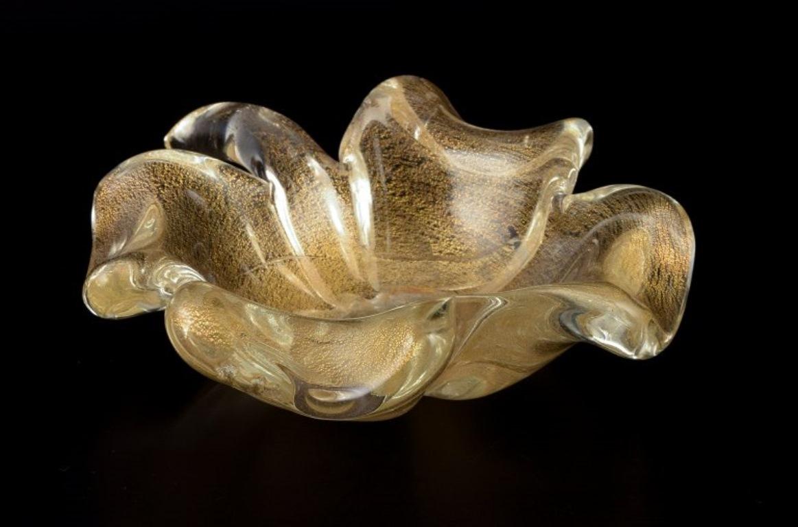 Italiano Murano, Italia. Ciotola in vetro artistico in vetro trasparente con intarsi in polvere d'oro. in vendita