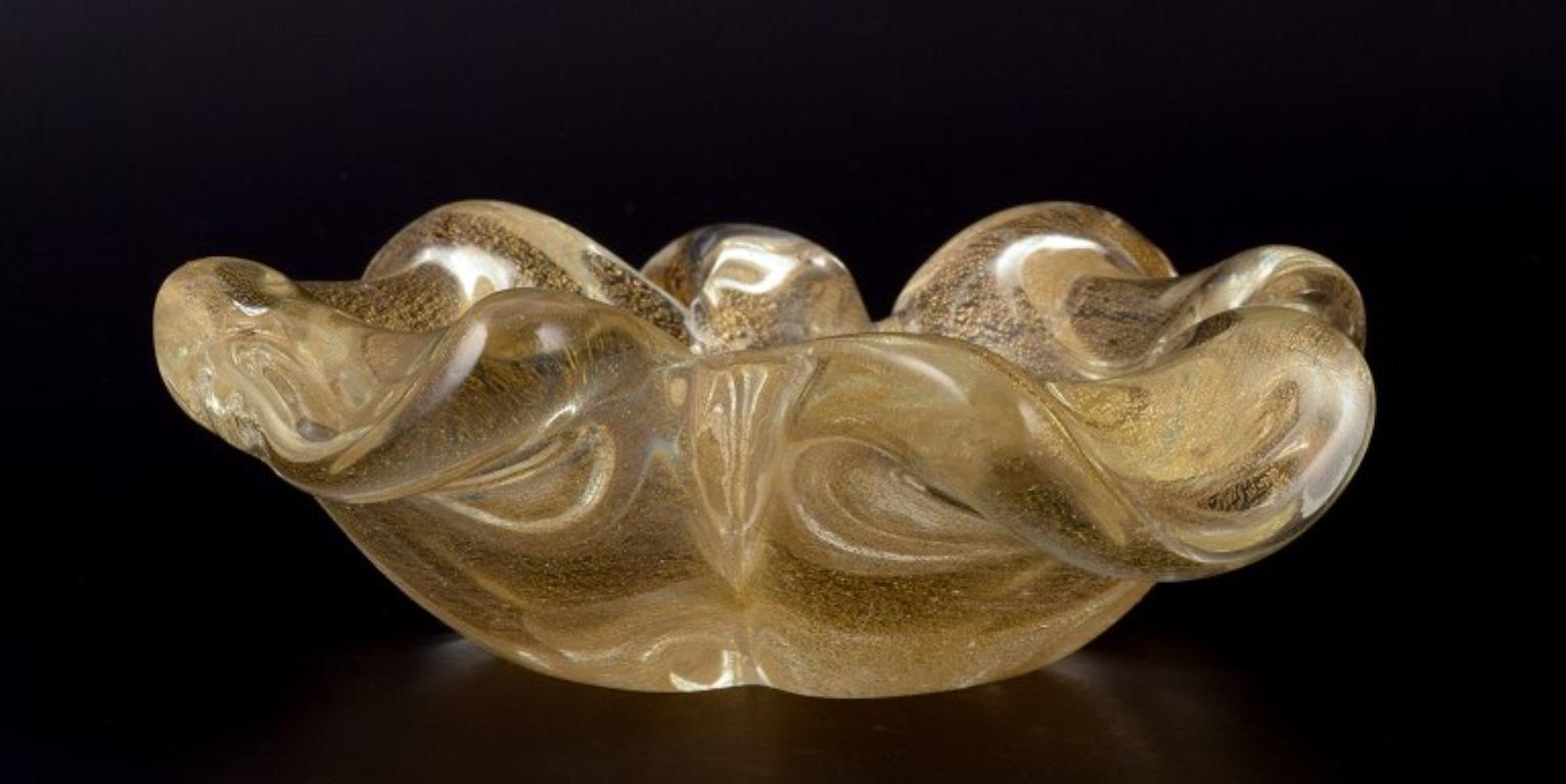 Murano, Italia. Ciotola in vetro artistico in vetro trasparente con intarsi in polvere d'oro. In condizioni ottime in vendita a Copenhagen, DK