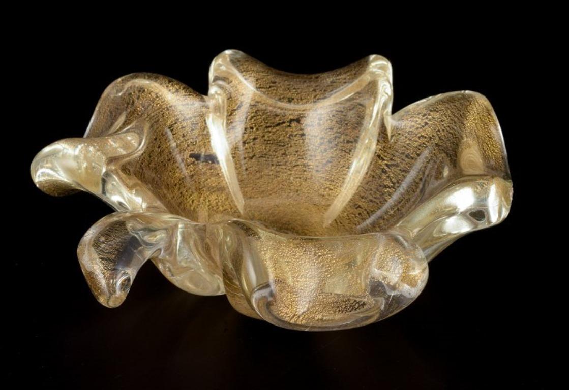 Murano, Italia. Ciotola in vetro artistico in vetro trasparente con intarsi in polvere d'oro. in vendita 1