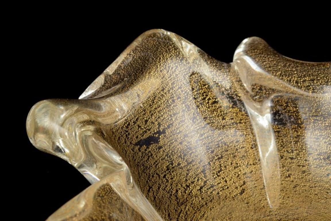 Murano, Italia. Ciotola in vetro artistico in vetro trasparente con intarsi in polvere d'oro. in vendita 2