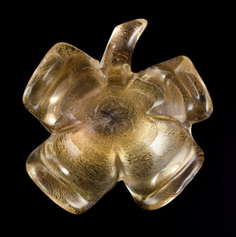 Murano, Italia. Ciotola in vetro artistico in vetro trasparente con intarsi in polvere d'oro. in vendita 3