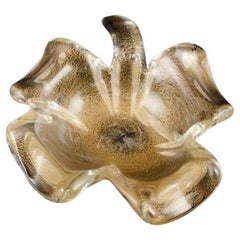 Murano, Italien. Kunstglasschale aus klarem Glas mit Goldstaubeinlage.
