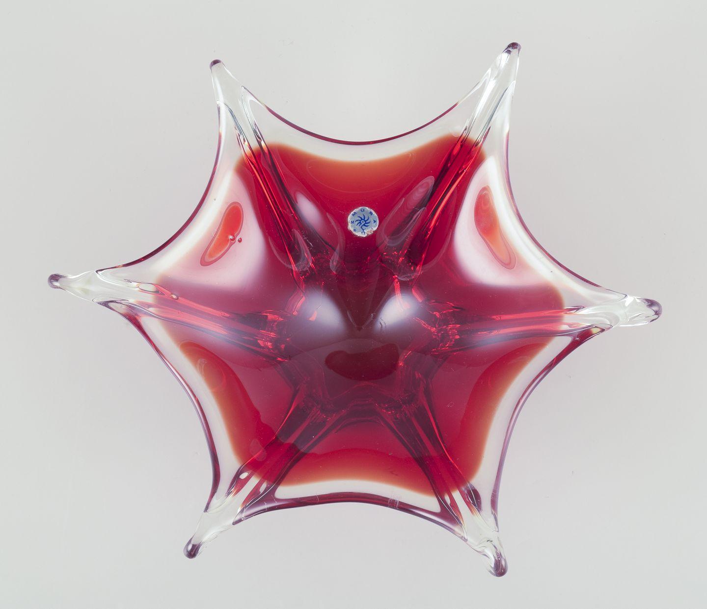 I PRODOTTI USATI SONO ESENTI DA TARIFFE DI IMPORTAZIONE PER I CLIENTI STATUNITENSI, BRITANNICI, AUSTRALIANI E CANADESI.   
PERTANTO, AL TUO ACQUISTO NON SI APPLICHERANNO TARIFFE DI IMPORTAZIONE. 

Murano, Italia.
Ciotola in vetro artistico in rosso