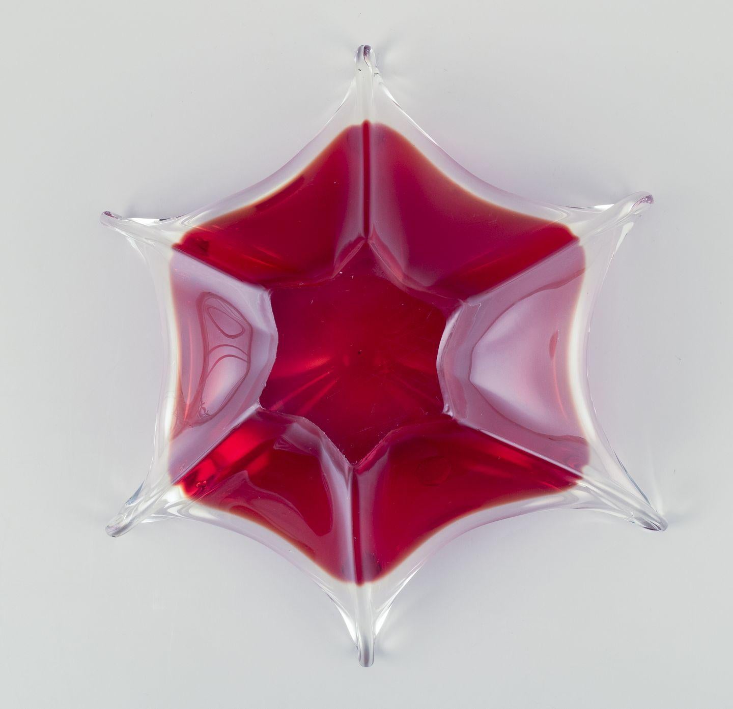 Moderno Murano, Italia. Ciotola in vetro artistico in rosso scuro e vetro trasparente. Forma esagonale. in vendita