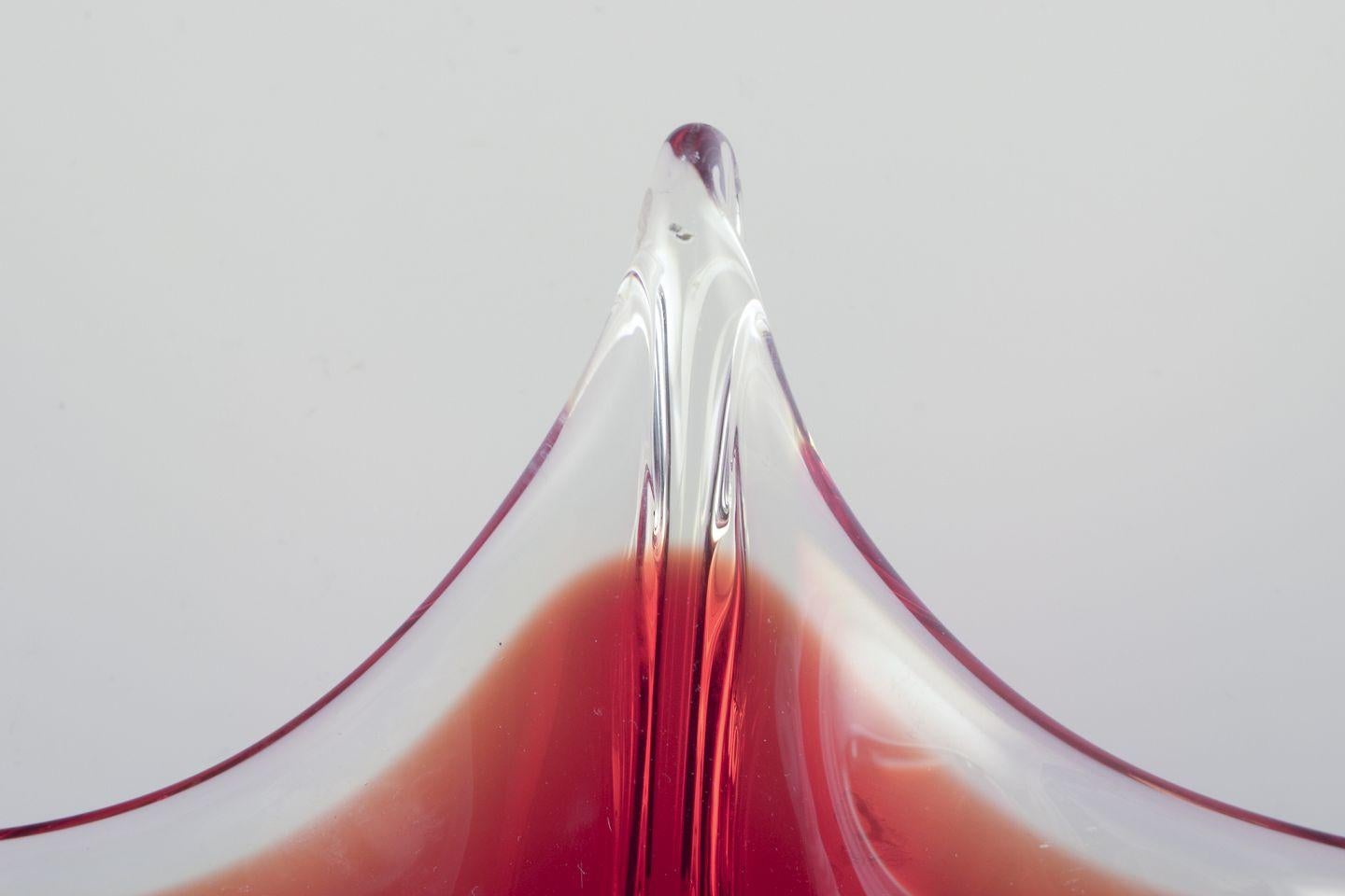 Italiano Murano, Italia. Ciotola in vetro artistico in rosso scuro e vetro trasparente. Forma esagonale. in vendita