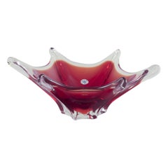 Murano, Italie. Bol en verre d'art rouge foncé et verre transparent. Forme hexagonale.