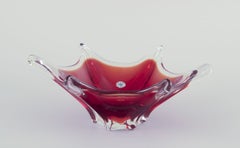 Murano, Italia. Ciotola in vetro artistico in rosso scuro e vetro trasparente. Forma esagonale.