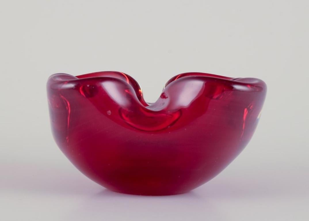 Murano, Italia. Cuenco de vidrio artístico de color rojo intenso con burbujas de aire en el interior. 
Soplado con la boca.
Años 60/70.
En excelente estado.
Dimensiones: Diámetro 12,0 cm x Altura 5,0 cm.