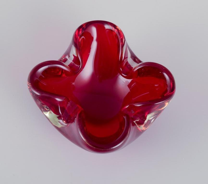 Murano, Italia. Cuenco de vidrio artístico de color rojo intenso con burbujas de aire en el interior. Moderno en venta