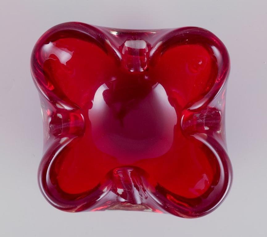 Murano, Italia. Cuenco de vidrio artístico de color rojo intenso con burbujas de aire en el interior. Italiano en venta