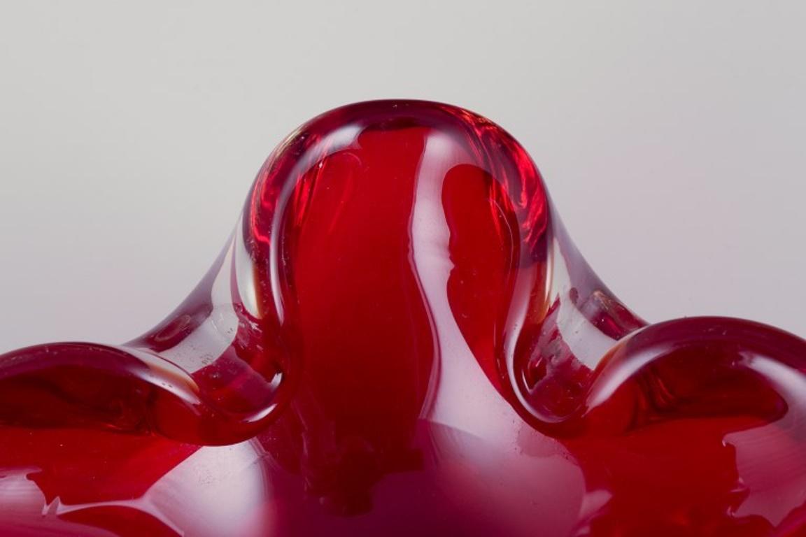 Murano, Italia. Cuenco de vidrio artístico de color rojo intenso con burbujas de aire en el interior. en Excelente estado para la venta en Copenhagen, DK