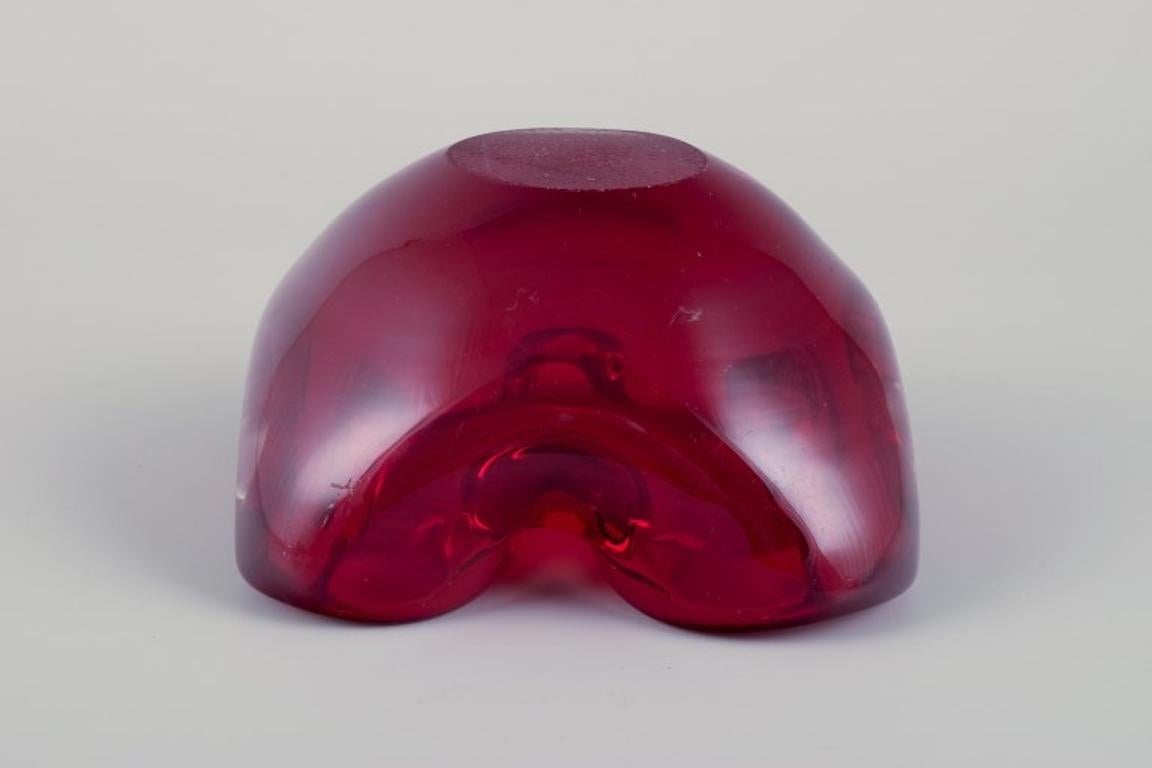 Murano, Italia. Cuenco de vidrio artístico de color rojo intenso con burbujas de aire en el interior. mediados del siglo XX en venta