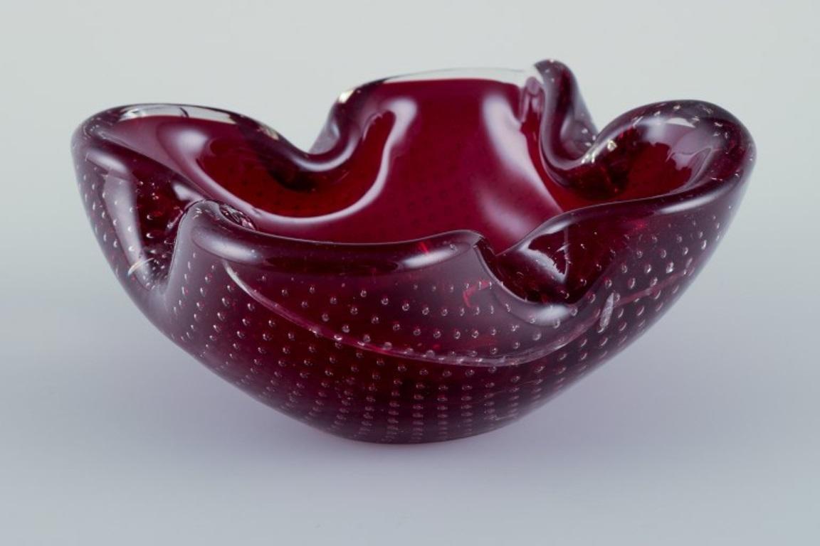 Italian Murano, Italy. Art glass bowl in purple glass. Approx. 1960s/1970 For Sale