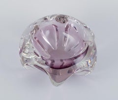 Murano-Kunstglasschale aus lila Glas, Italien. Modernistisches Design.