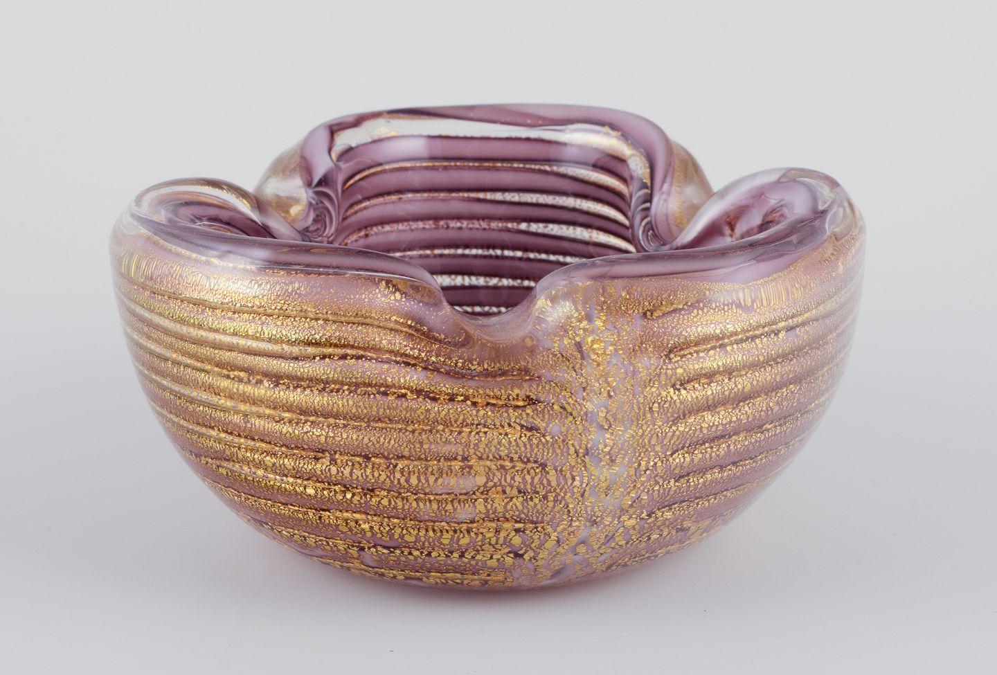 I PRODOTTI USATI SONO ESENTI DA TARIFFE DI IMPORTAZIONE PER I CLIENTI STATUNITENSI, BRITANNICI, AUSTRALIANI E CANADESI.   
PERTANTO, AL TUO ACQUISTO NON SI APPLICHERANNO TARIFFE DI IMPORTAZIONE. 

Murano, Italia.
Ciotola in vetro artistico.
Vetro