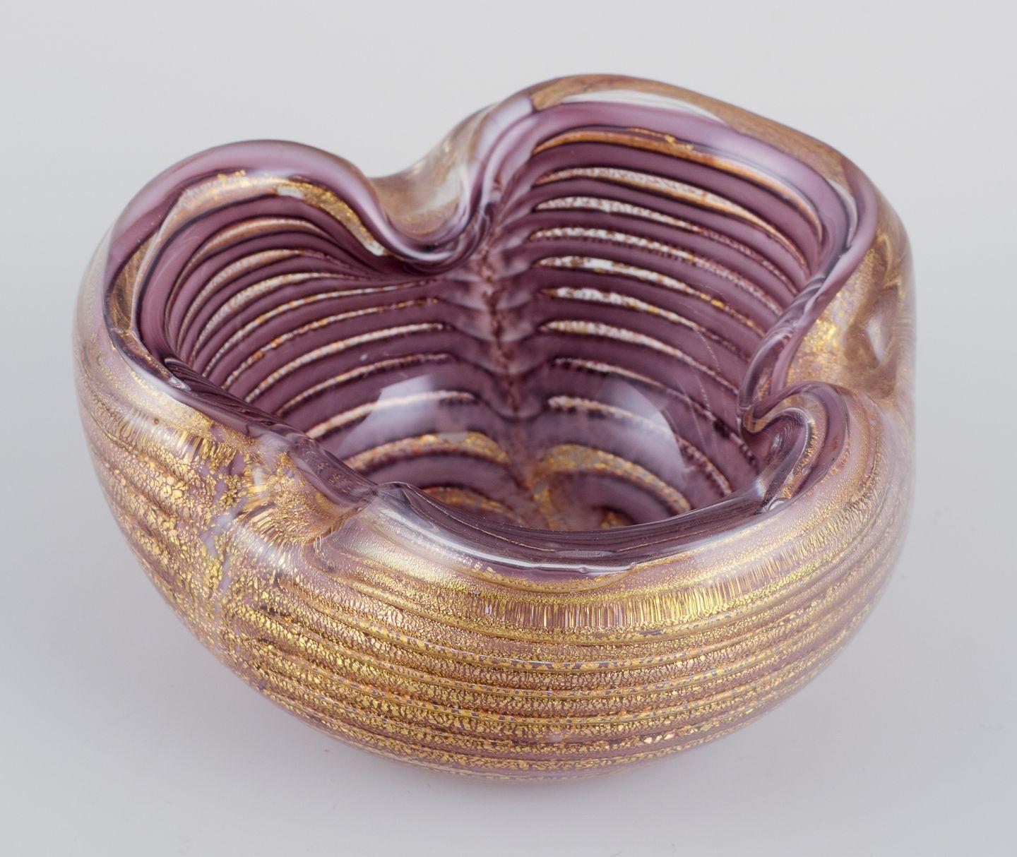 Moderno Murano, Italia. Ciotola in vetro artistico. Vetro viola e trasparente con intarsi in foglia d'oro. in vendita