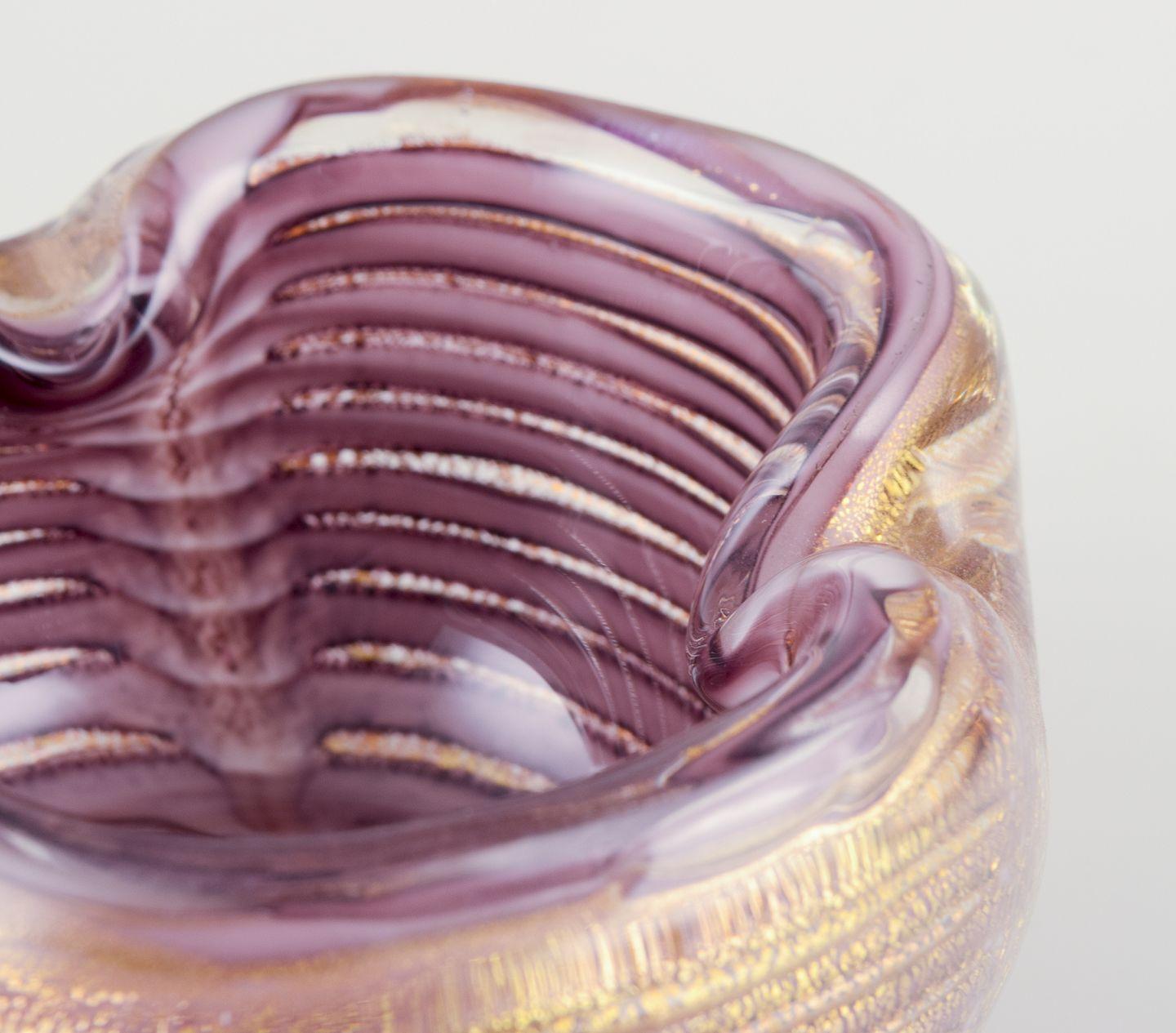 Italiano Murano, Italia. Ciotola in vetro artistico. Vetro viola e trasparente con intarsi in foglia d'oro. in vendita