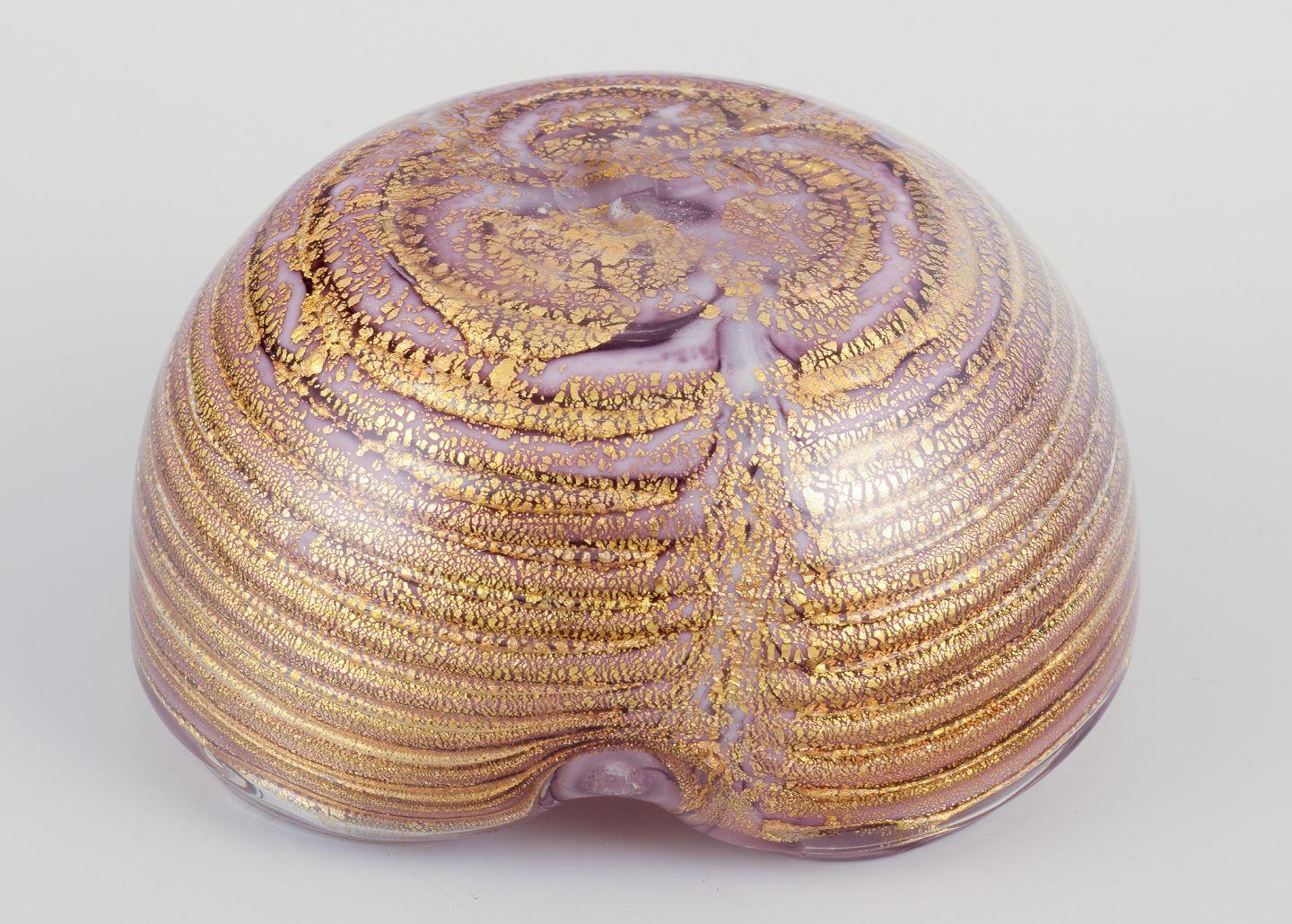 Murano, Italia. Ciotola in vetro artistico. Vetro viola e trasparente con intarsi in foglia d'oro. In condizioni ottime in vendita a København, Copenhagen