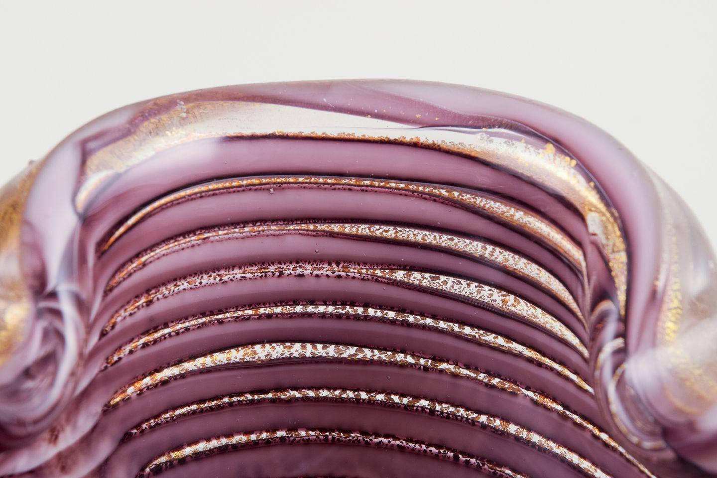 Metà XX secolo Murano, Italia. Ciotola in vetro artistico. Vetro viola e trasparente con intarsi in foglia d'oro. in vendita