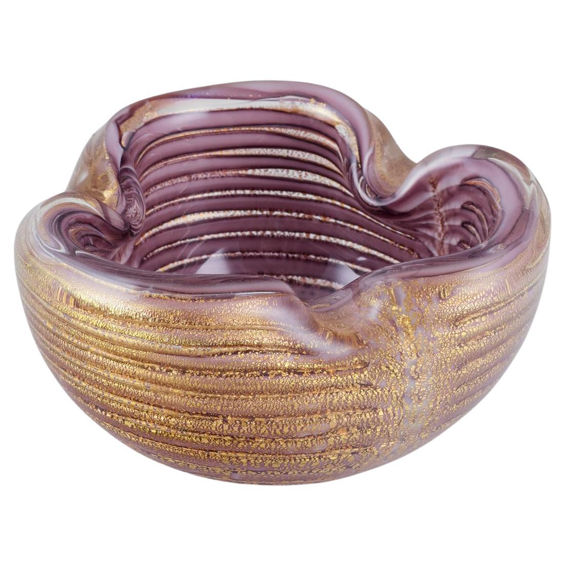 Murano, Italia. Ciotola in vetro artistico. Vetro viola e trasparente con intarsi in foglia d'oro.