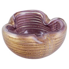 Murano, Italia. Ciotola in vetro artistico. Vetro viola e trasparente con intarsi in foglia d'oro.
