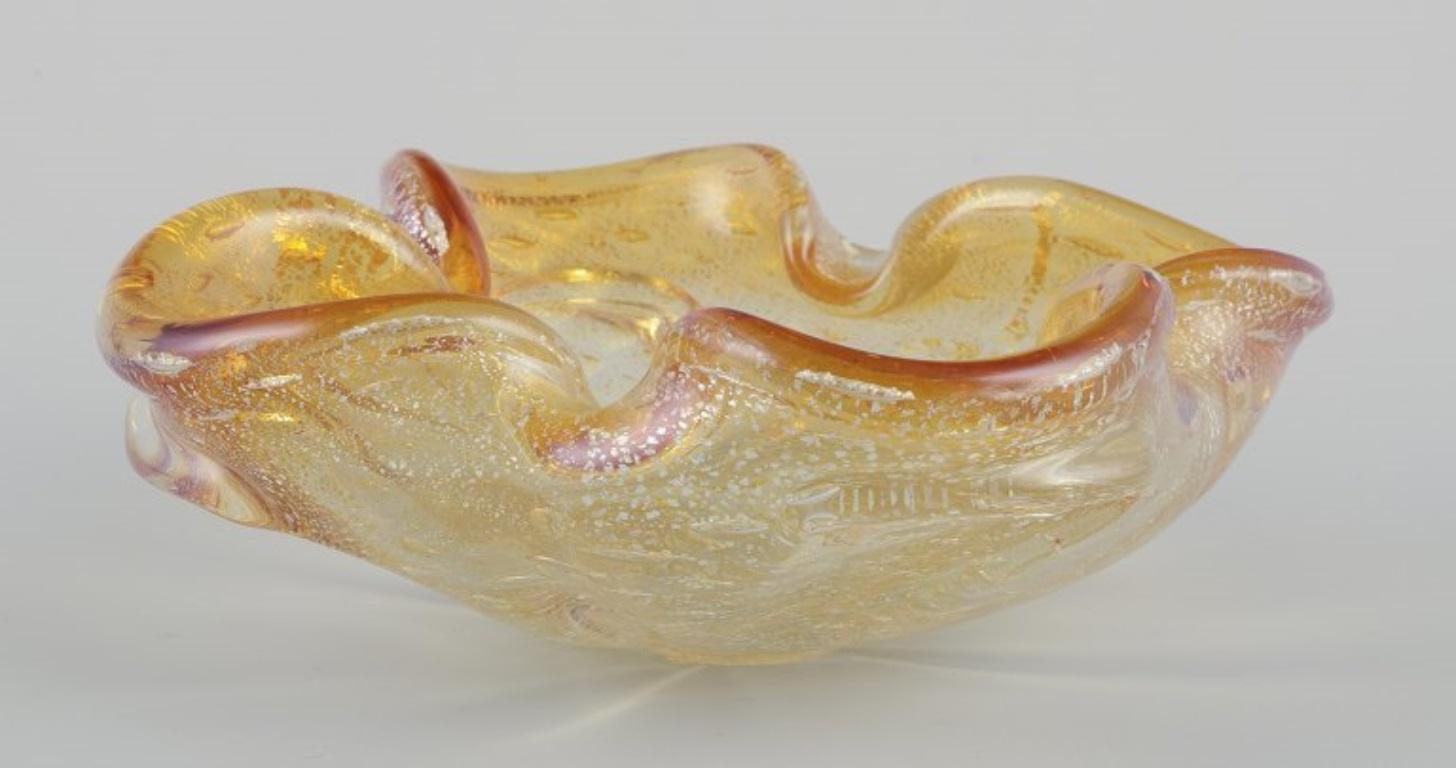 I PRODOTTI USATI SONO ESENTI DA TARIFFE DI IMPORTAZIONE PER I CLIENTI STATUNITENSI, BRITANNICI, AUSTRALIANI E CANADESI.   
PERTANTO, AL TUO ACQUISTO NON SI APPLICHERANNO TARIFFE DI IMPORTAZIONE. 

Murano, Italia.
Ciotola in vetro artistico.
Vetro