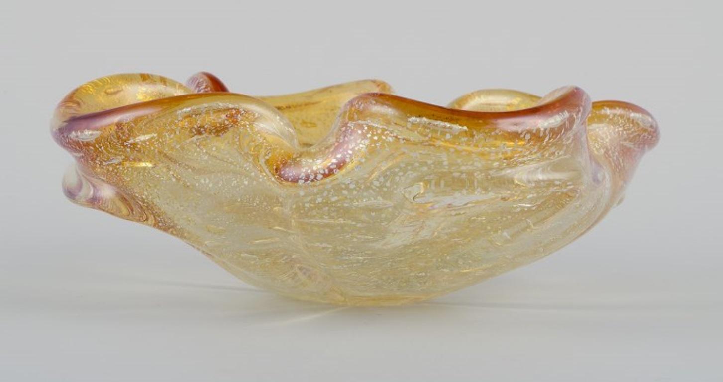 Moderno Murano, Italia. Ciotola in vetro artistico. Vetro giallo e trasparente con foglia d'oro intarsiata. in vendita
