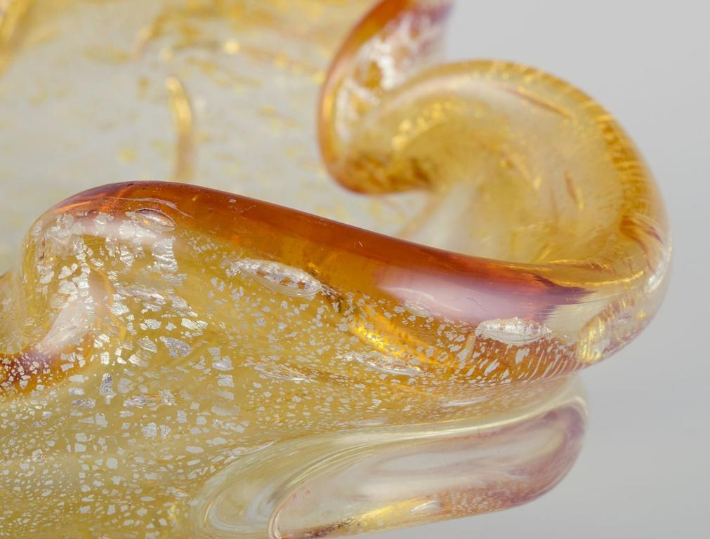 Italiano Murano, Italia. Ciotola in vetro artistico. Vetro giallo e trasparente con foglia d'oro intarsiata. in vendita
