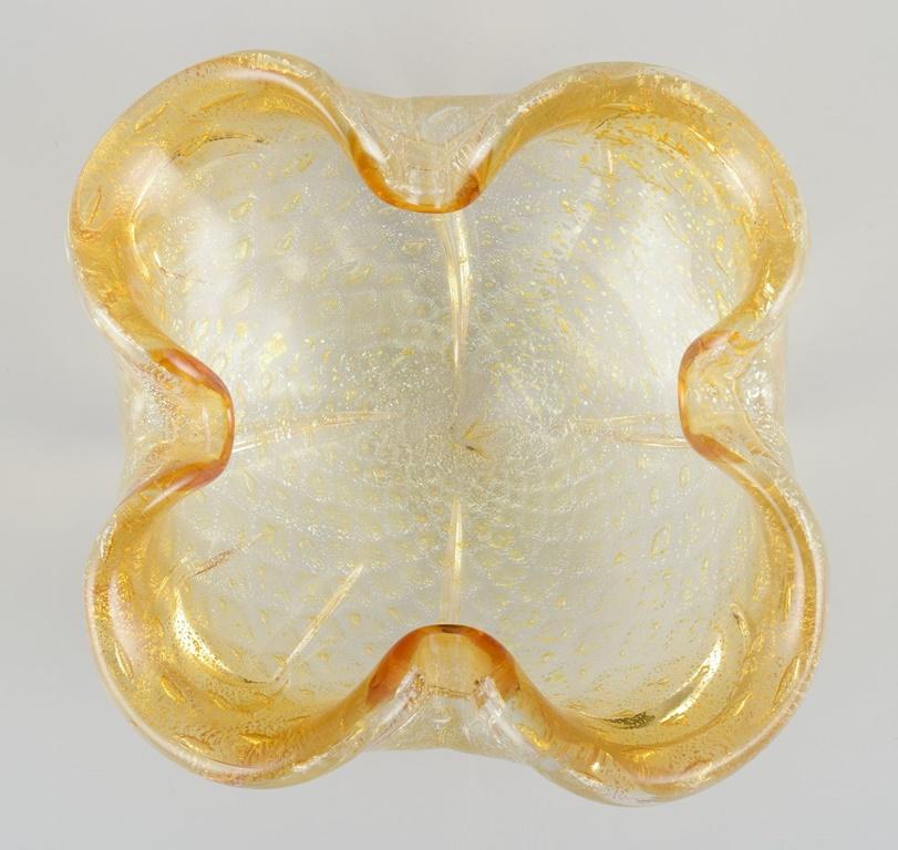 Murano, Italia. Ciotola in vetro artistico. Vetro giallo e trasparente con foglia d'oro intarsiata. In condizioni ottime in vendita a København, Copenhagen