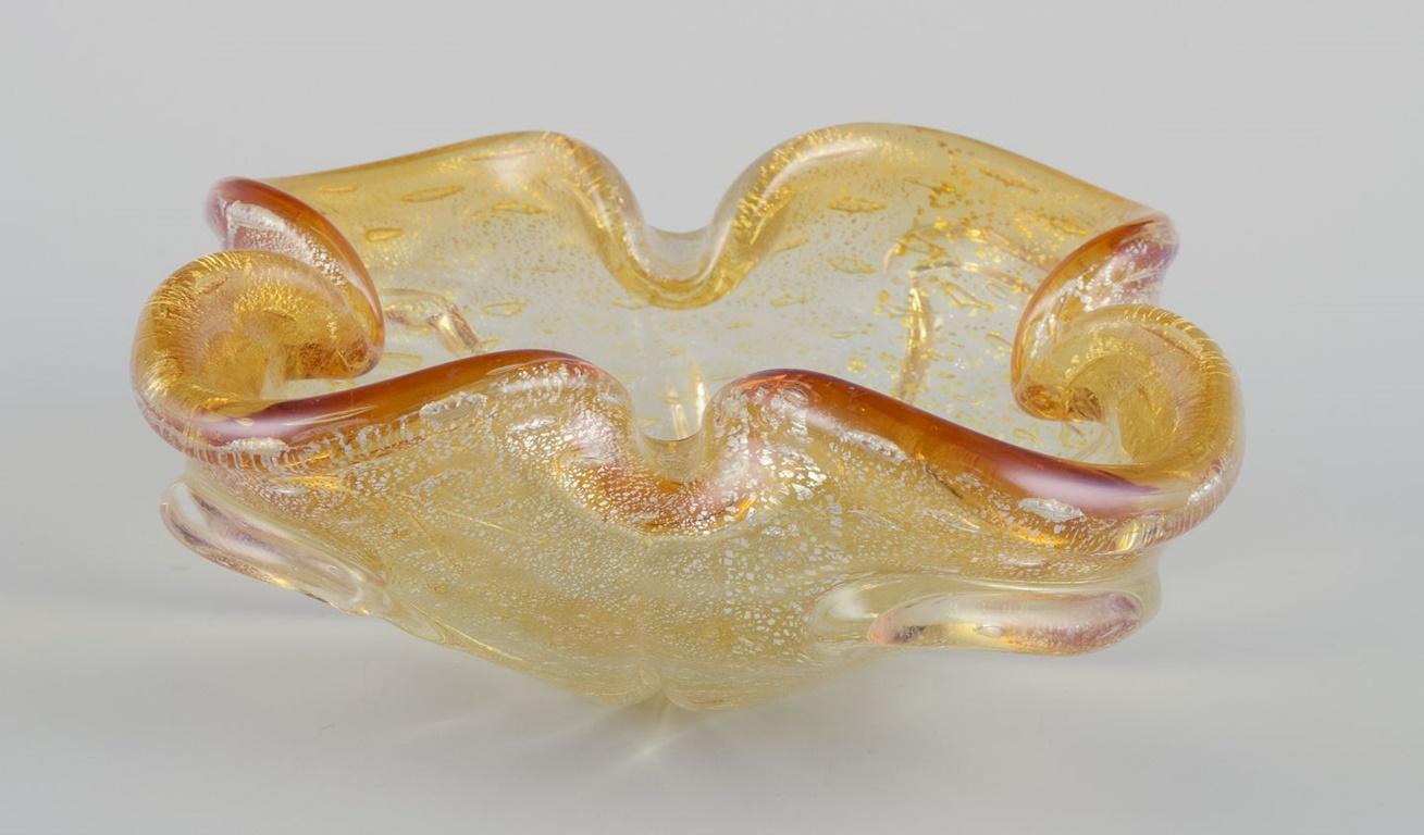 Vetro artistico Murano, Italia. Ciotola in vetro artistico. Vetro giallo e trasparente con foglia d'oro intarsiata. in vendita