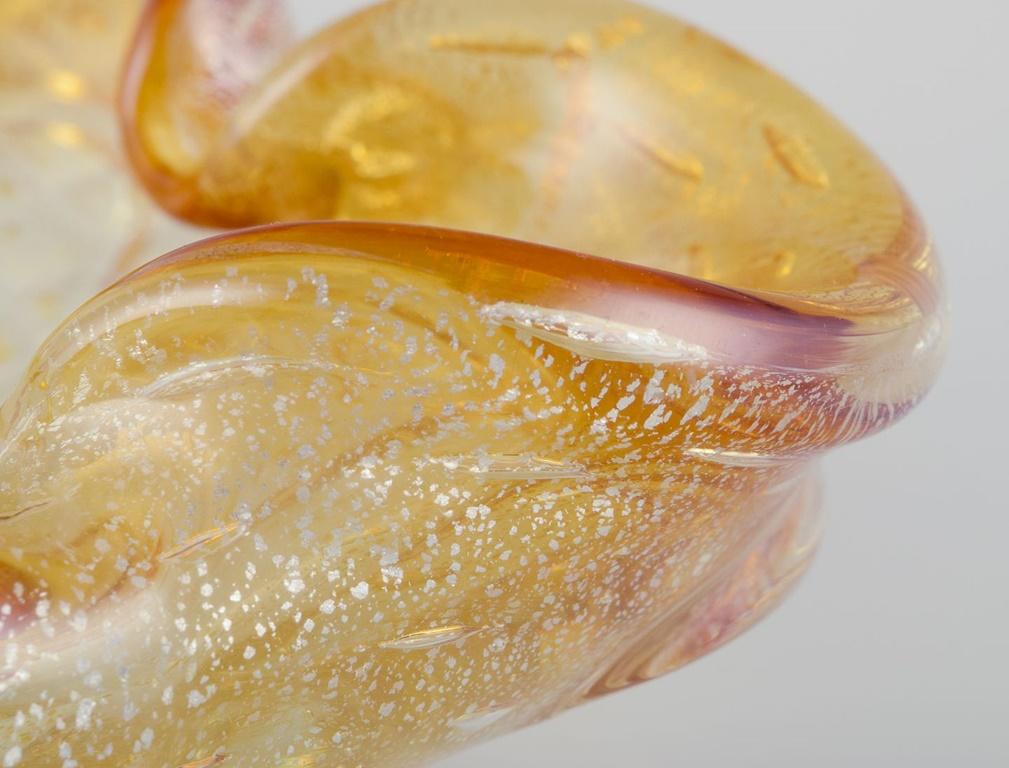 Murano, Italia. Ciotola in vetro artistico. Vetro giallo e trasparente con foglia d'oro intarsiata. in vendita 1