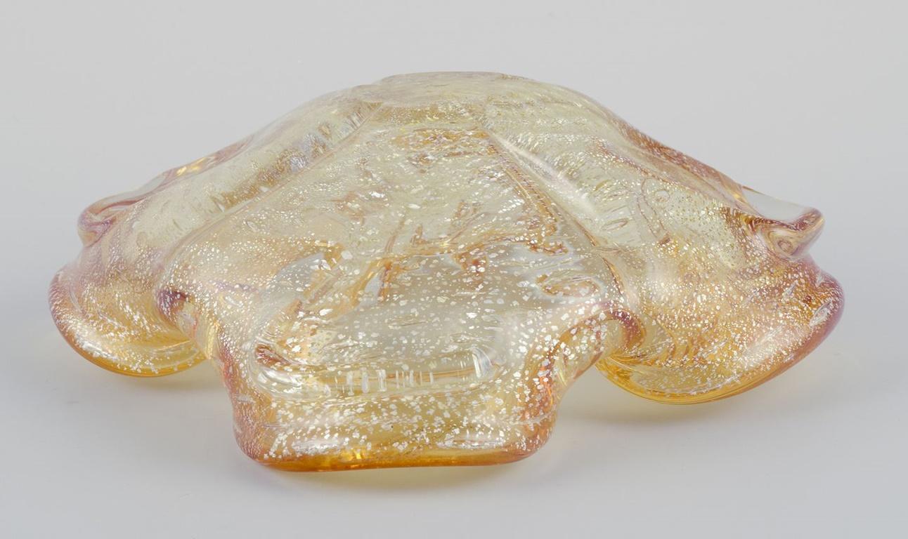 Murano, Italia. Ciotola in vetro artistico. Vetro giallo e trasparente con foglia d'oro intarsiata. in vendita 2