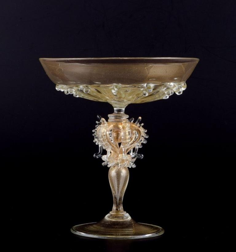 Murano, Italie.
Centre de table en verre d'art. Craft avec des hippocampes.
Verre transparent avec décoration dorée.
Soufflé à la bouche.
Milieu du 20e siècle.
Parfait état.
Dimensions : H 16,2 cm x P 14,9 cm : H 16,2 cm x P 14,9 cm.