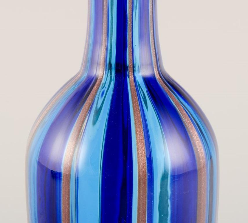 Murano, Italien. Dekanter aus Kunstglas mit gestreiftem Design. 1960er/70er Jahre (Mitte des 20. Jahrhunderts) im Angebot