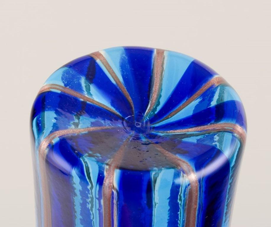 Murano, Italien. Dekanter aus Kunstglas mit gestreiftem Design. 1960er/70er Jahre im Angebot 1