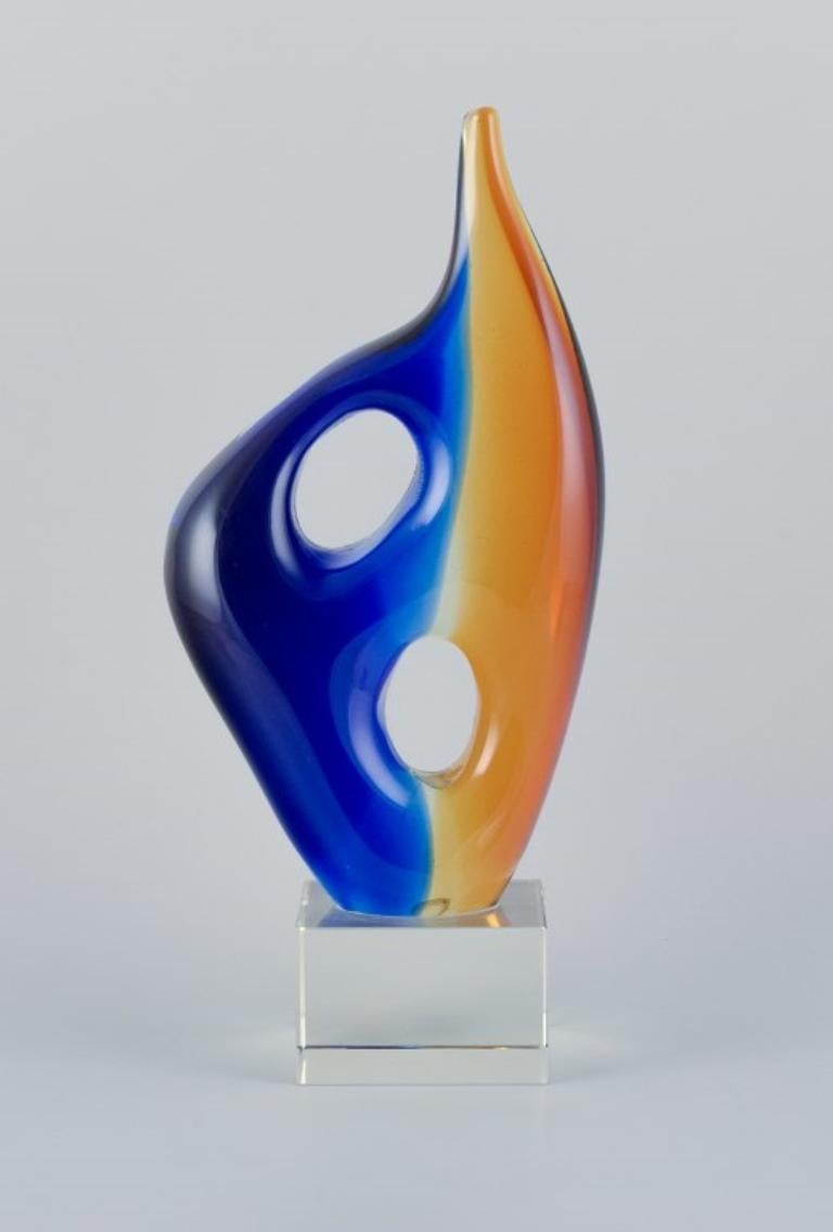 Murano, Italie.
Sculpture d'art en verre bleu et orange sur une base en verre transparent.
Datant approximativement des années 1970.
En parfait état.
Dimensions : H 30,5 cm x P 14,0 cm : H 30,5 cm x D 14,0 cm.