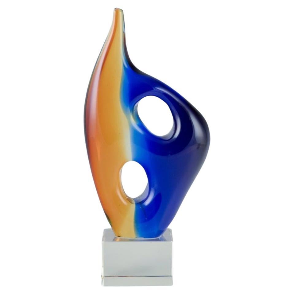 Murano, Italie. Sculpture d'art en verre bleu et orange. en vente