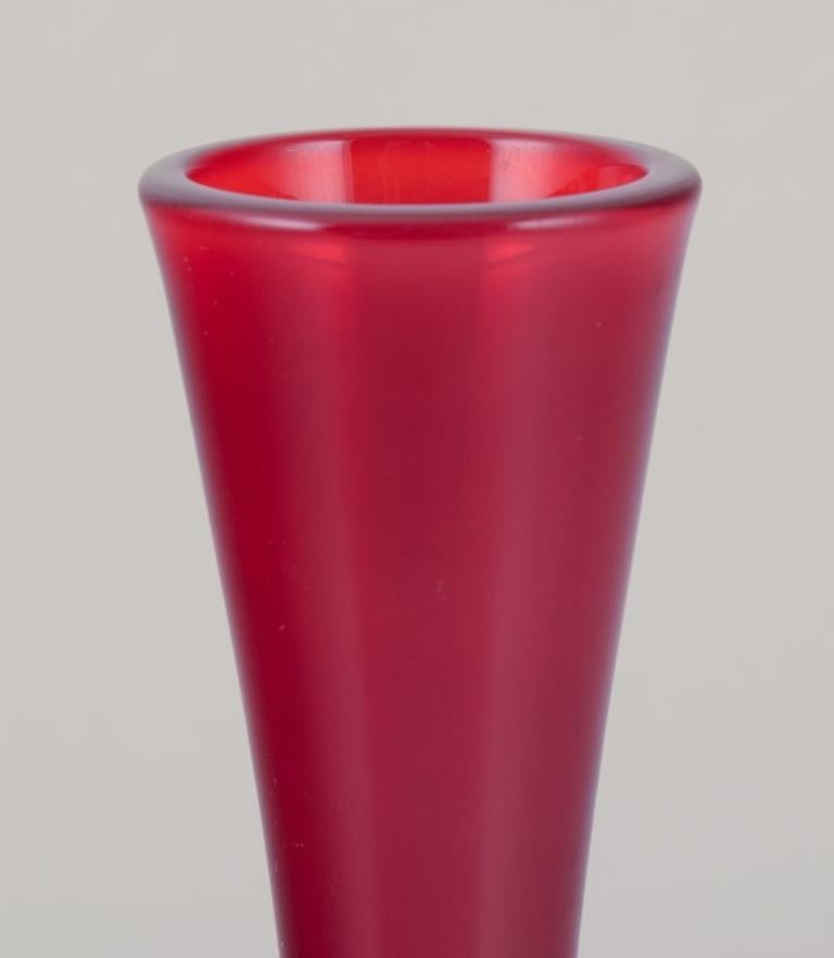 Italiano Murano, Italia. Vaso in vetro artistico in vetro trasparente e rosso. Circa anni '60. in vendita