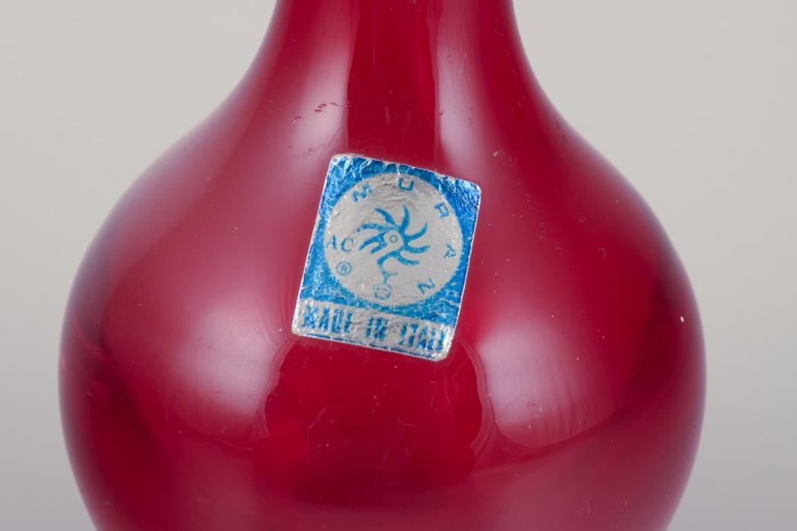 Murano, Italia. Vaso in vetro artistico in vetro trasparente e rosso. Circa anni '60. In condizioni ottime in vendita a Copenhagen, DK