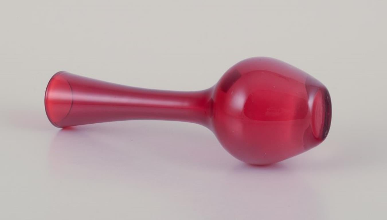 Metà XX secolo Murano, Italia. Vaso in vetro artistico in vetro trasparente e rosso. Circa anni '60. in vendita