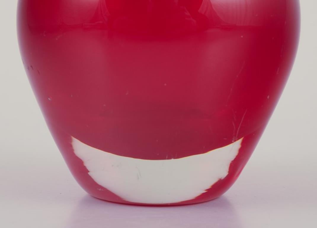Vetro artistico Murano, Italia. Vaso in vetro artistico in vetro trasparente e rosso. Circa anni '60. in vendita