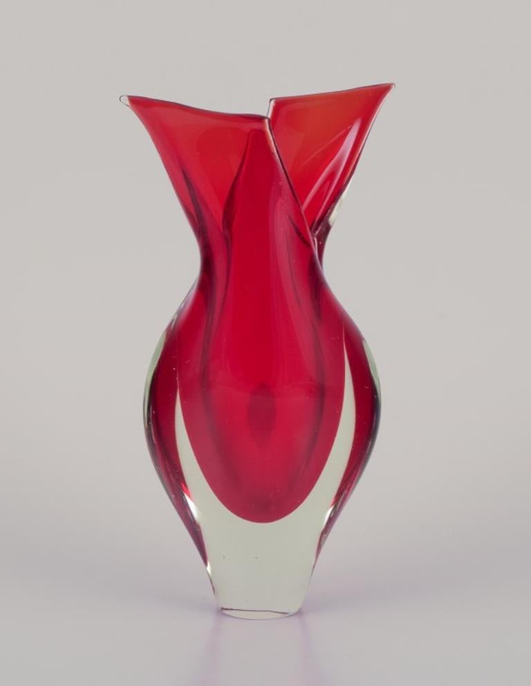 Murano, Italia. Vaso in vetro artistico in vetro trasparente e rosso. Forma moderna.
Approssimativamente negli anni '60.
Etichetta.
Condizioni perfette.
Dimensioni: H. 20,9 cm x L. 10,5 cm.