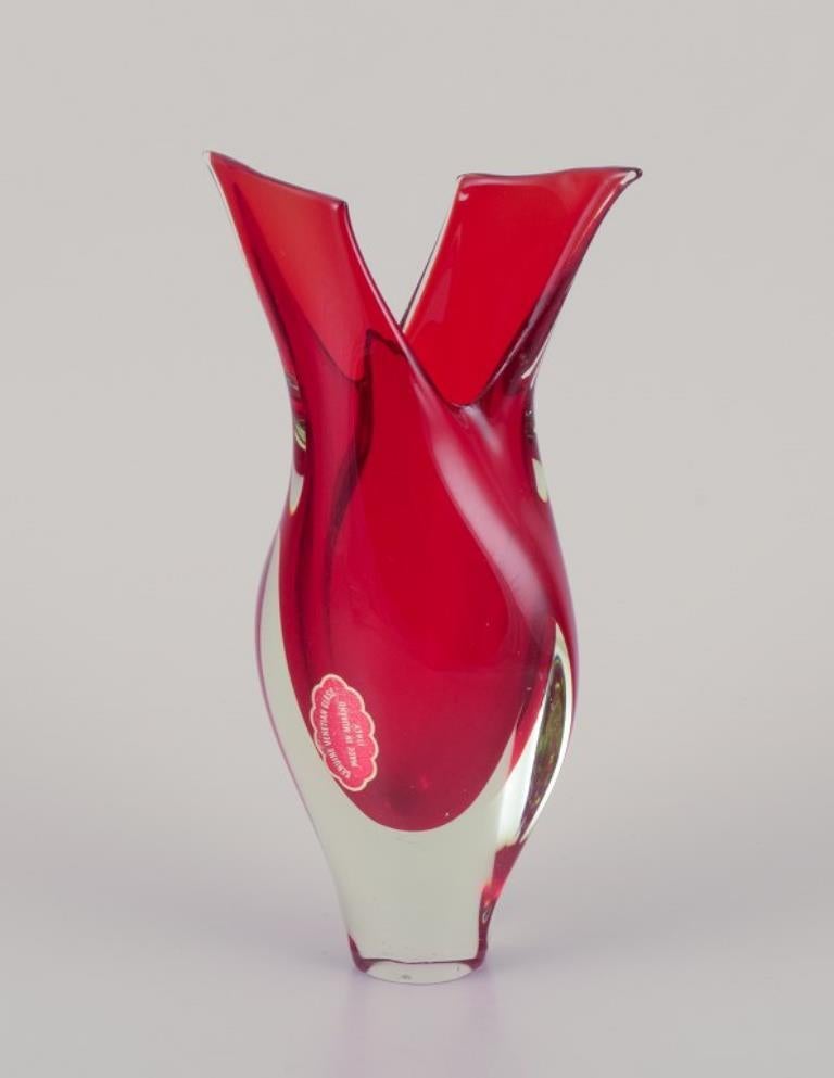 Moderno Murano, Italia. Vaso in vetro artistico in vetro trasparente e rosso. Forma moderna. in vendita