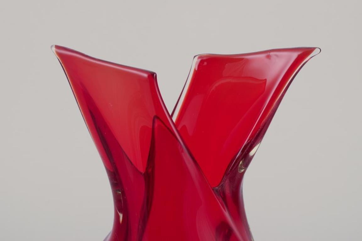 Italiano Murano, Italia. Vaso in vetro artistico in vetro trasparente e rosso. Forma moderna. in vendita