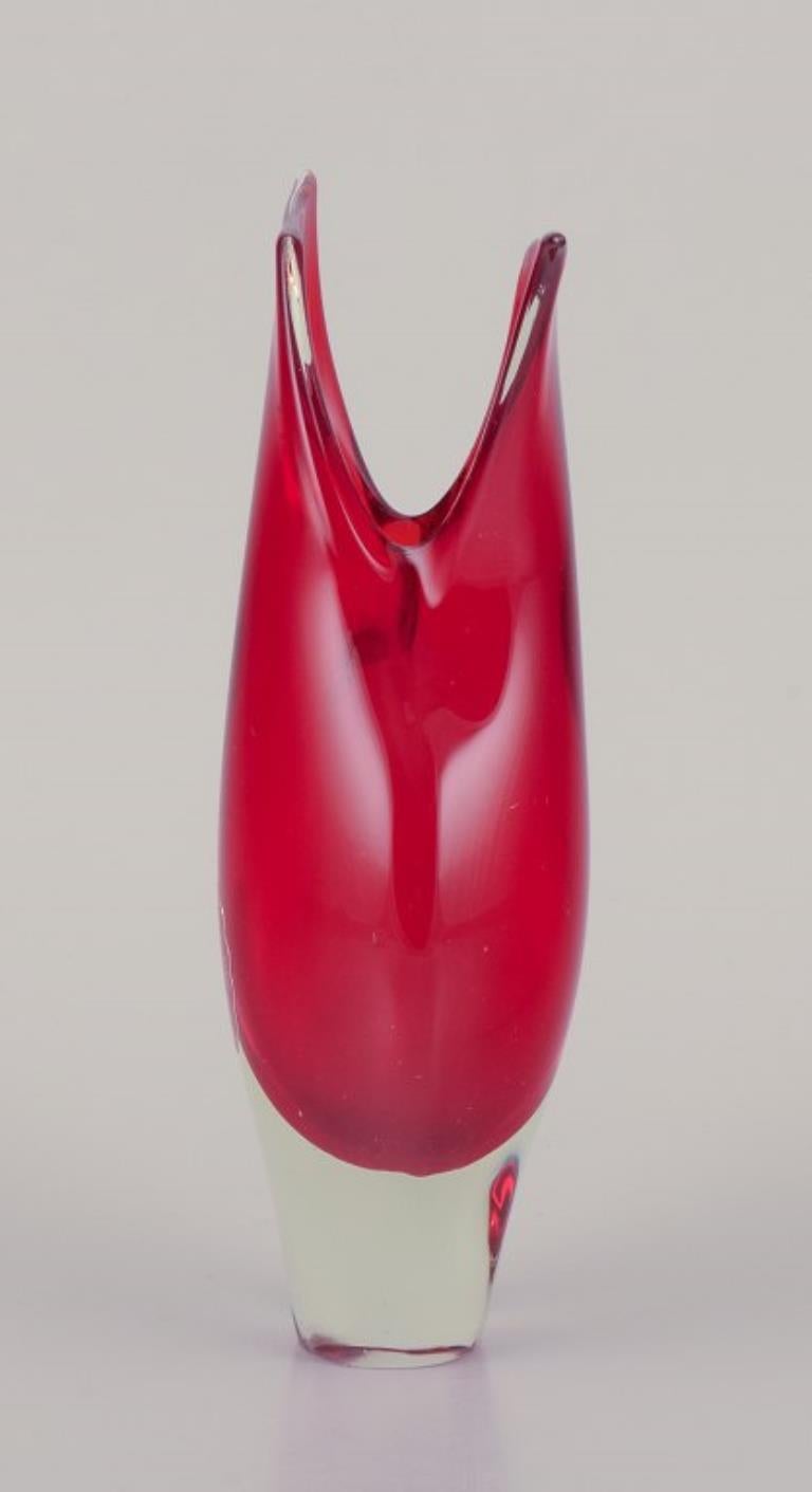 Metà XX secolo Murano, Italia. Vaso in vetro artistico in vetro trasparente e rosso. Forma moderna. in vendita