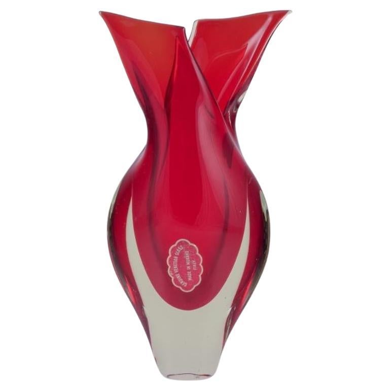 Murano, Italia. Vaso in vetro artistico in vetro trasparente e rosso. Forma moderna.