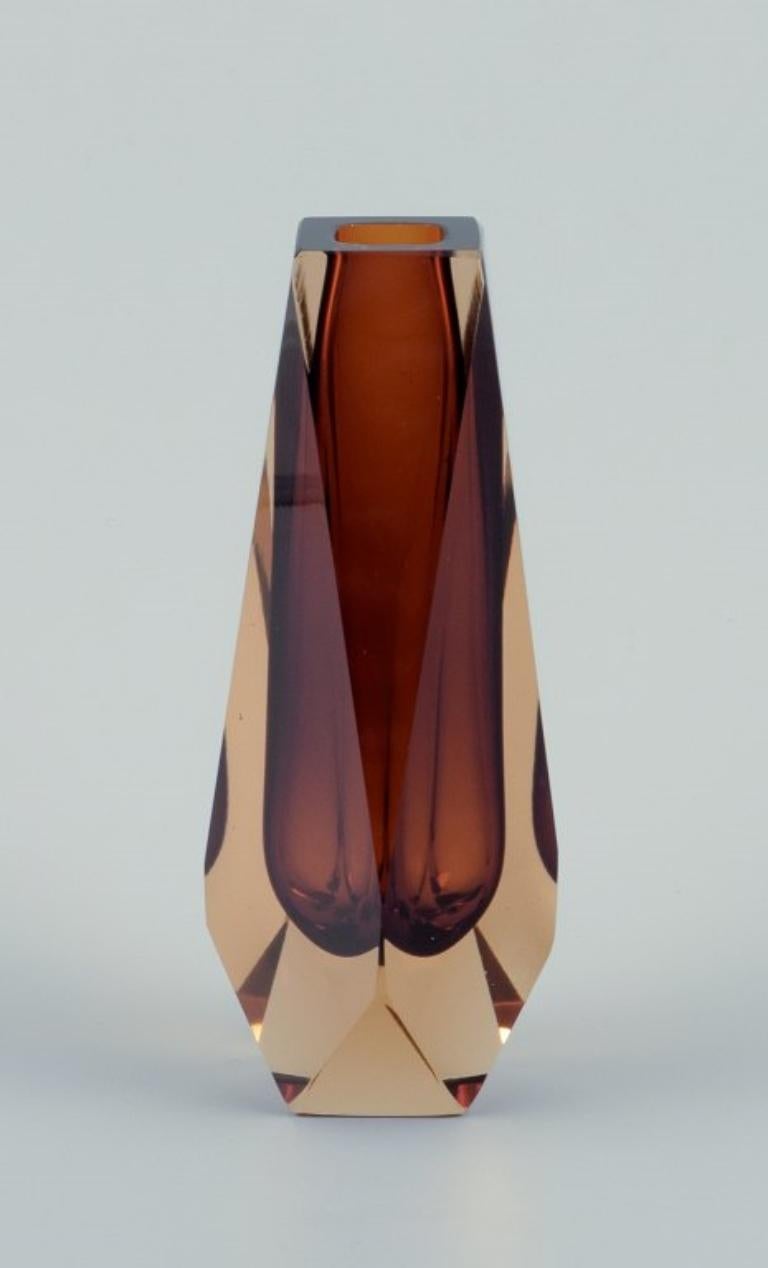 Murano, Italien, Kunstglasvase aus facettiertem Rauchglas.
Ungefähr in den 1960er/1970er Jahren.
In perfektem Zustand.
Abmessungen: H 17,0 cm x T 5,0 cm.